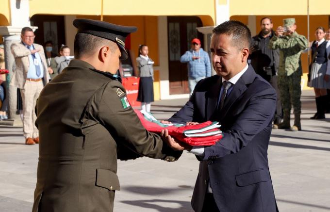 Asiste Edmundo Tlatehui a ceremonia de incineración de banderas