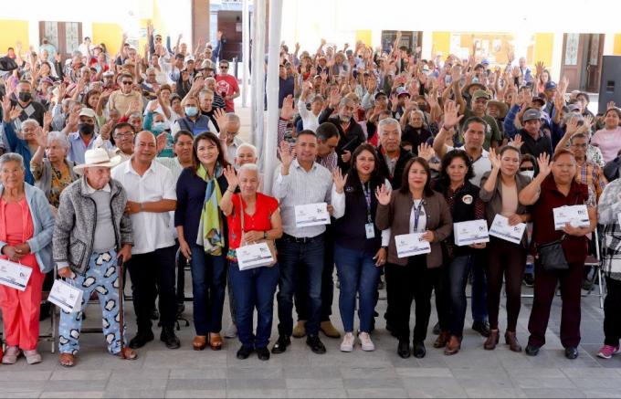 Edmundo Tlatehui entrega 270 auxiliares auditivos