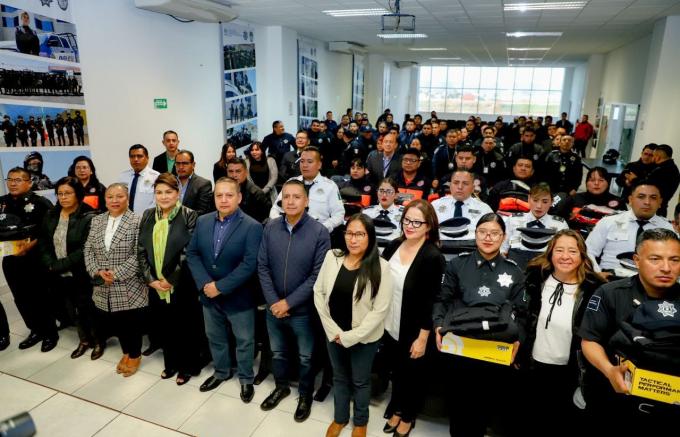 Entrega Edmundo Tlatehui uniformes a elementos de la Secretaría de Seguridad Pública