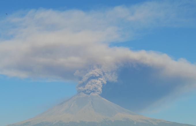 En las últimas 24 horas, el volcán Popocatépetl emitió 28 exhalaciones: Protección Civil Estatal