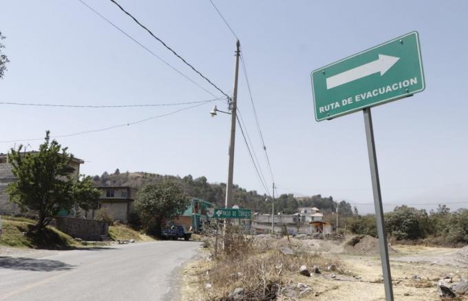 Sostienen autoridades estatales encuentro con habitantes de Xalitzintla para evitar ascenso al Popocatépetl