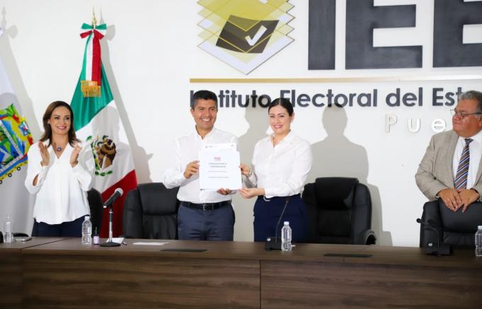 Eduardo Rivera se registró como candidato a la gubernatura, ante el IEE