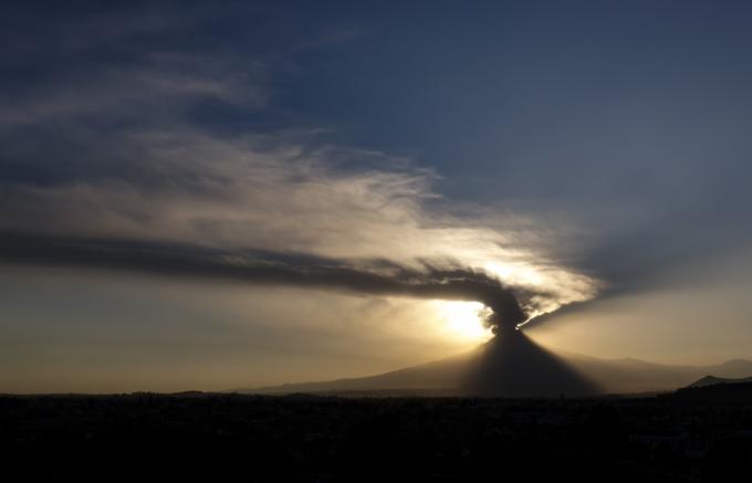 En las últimas 24 horas, el volcán Popocatépetl registró 52 exhalaciones, de acuerdo al CENAPRED