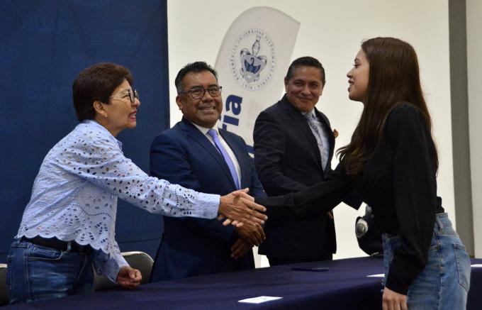 Entregan a alumnos de la BUAP becas BBVA “Chavos que inspiran” y “Chavos con discapacidad que inspiran”