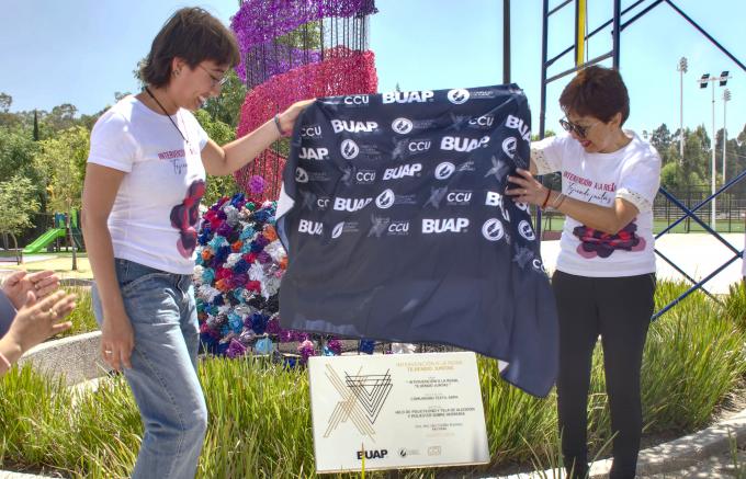 Participa la rectora de la BUAP, Lilia Cedillo, en el proyecto “Intervención a la Reina. Tejiendo juntas”, en el Parque del Ajedrez