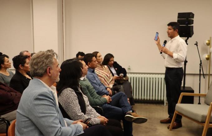 Eduardo Rivera se reunió con migrantes radicados en Nueva York, durante su gira por EE.UU.