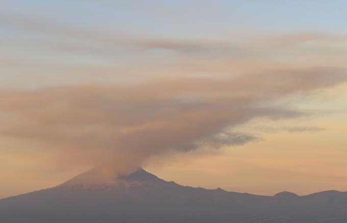 En las últimas 24 horas, el volcán Popocatépetl registró 83 exhalaciones de acuerdo al CENAPRED