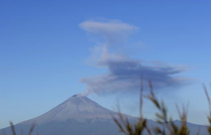 Durante la noche, se registraron secuencias de tremor y emisiones de material incandescente en las zonas cercanas del Popocatépetl