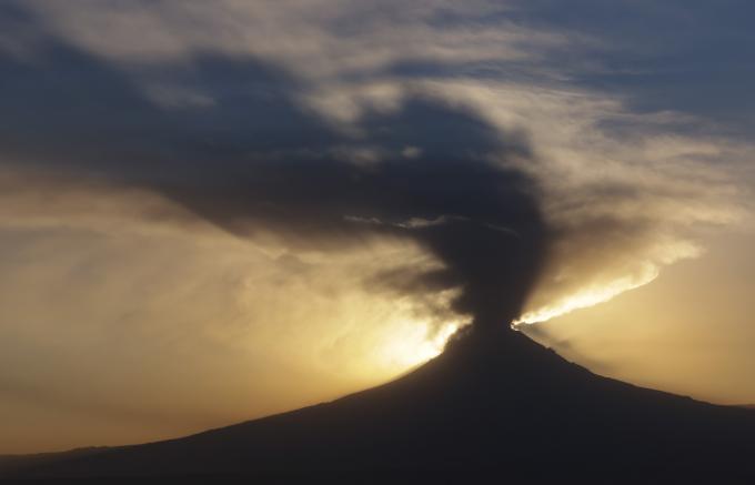 En las últimas 24 horas, el volcán Popocatépetl registró 30 exhalaciones y 617 minutos de tremor con caída de ceniza