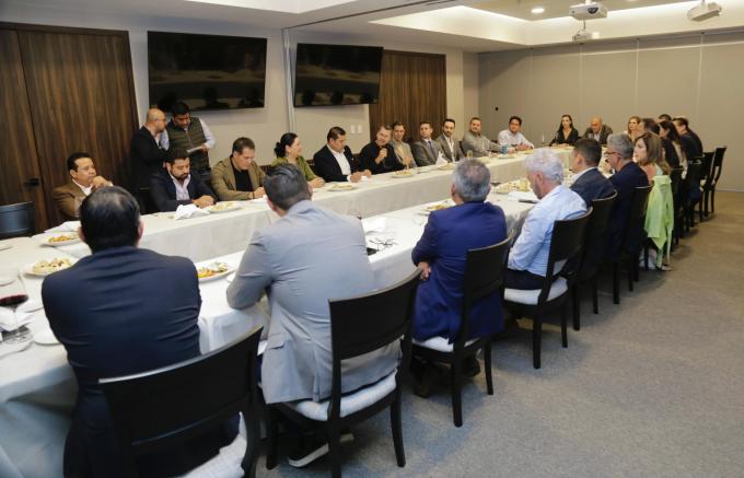 Alejandro Armenta dialogó con integrantes del Club de Empresarios de Puebla