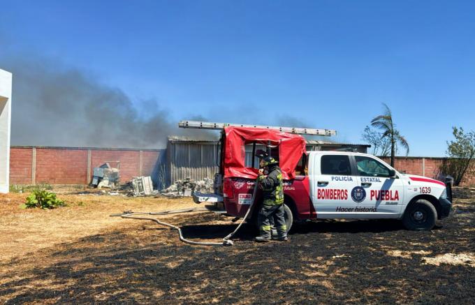 Bomberos lograron controlar incendio en inmediaciones del Hospital General de Tepeaca