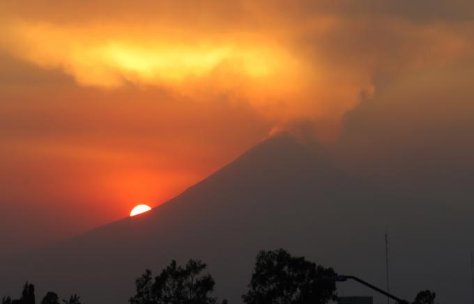 En las últimas horas, registró 88 exhalaciones y 26 minutos de tremor el Popocatépetl