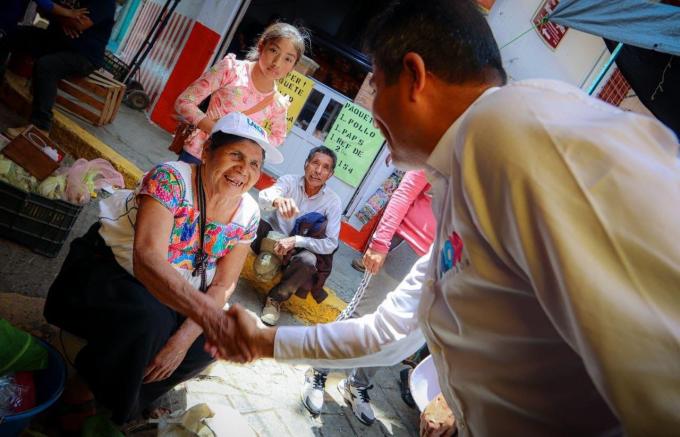 Recorrió el Tianguis de Xicotepec, Eduardo Rivera durante su gira de campaña al Pueblo Mágico