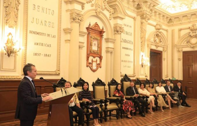 El periodista Alberto Peláez recibió una Copia de la Cédula Real y de la Real Provisión