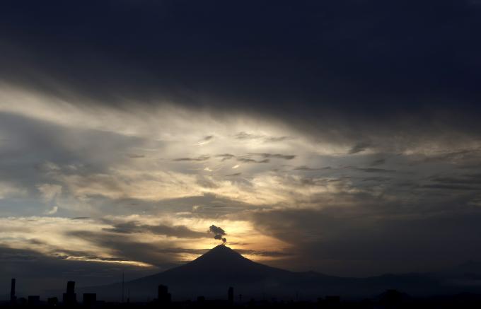 El volcán Popocatépetl emitió 105 exhalaciones y registró un sismo volcanotectónico.