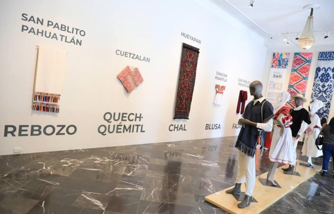 Presentan la expoventa de arte textil “Yo Soy… De Puebla”, en el Patio del Palacio Municipal