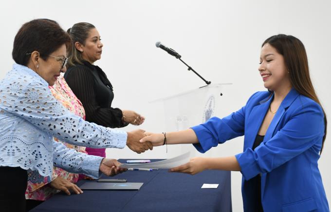 Entrega la Rectora Lilia Cedillo reconocimientos a estudiantes becarias de Abogadas MX