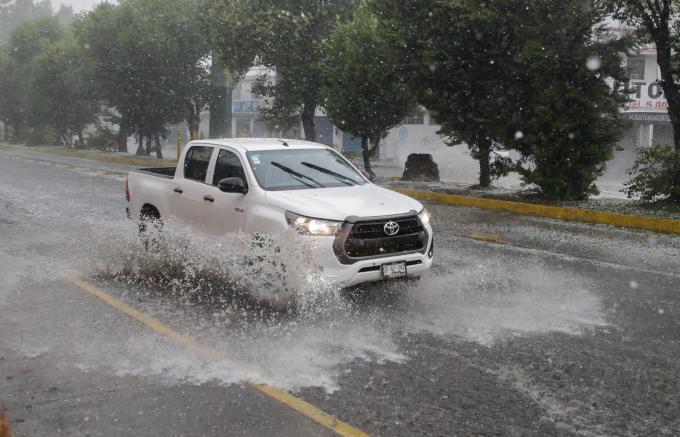 Registran lluvias, actividad eléctrica, caída de granizo y fuertes vientos algunas regiones del Estado