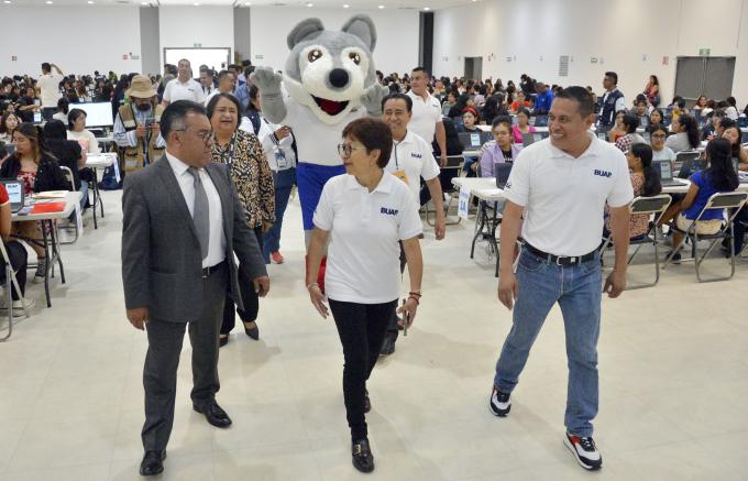 Realiza recorrido la Rectora Lilia Cedillo urante la aplicación del Examen General de Admisión 2024 de la BUAP