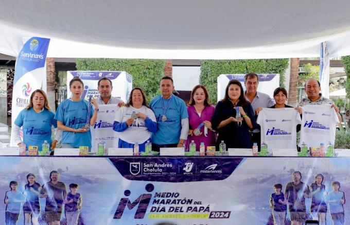 Presentan la medalla y playera del Medio Maratón del Día del Padre en San Andrés Cholula