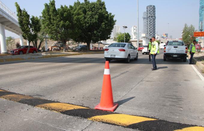 Por seguridad, Infraestructura instala reductores de velocidad en Vía Atlixcáyotl