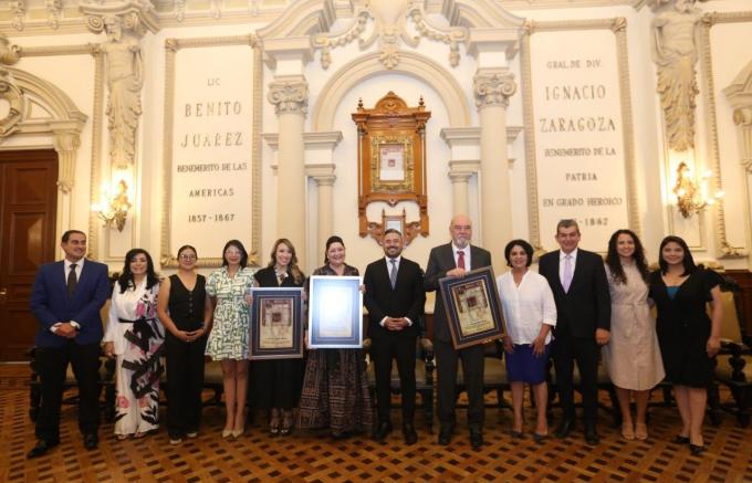 Ayuntamiento de Puebla entrega copia de la Cédula Real a comunicadores