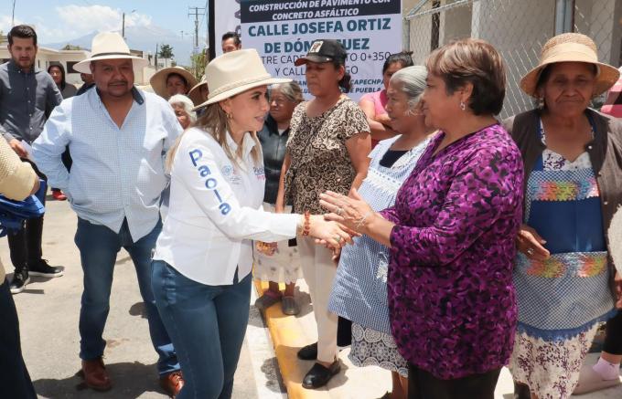 Entrega Paola Angon vialidad principal en San Gregorio Zacapechpan