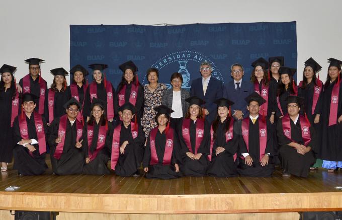 Preside la Rectora Lilia Cedillo la ceremonia de graduación de nivel medio superior y de posgrado