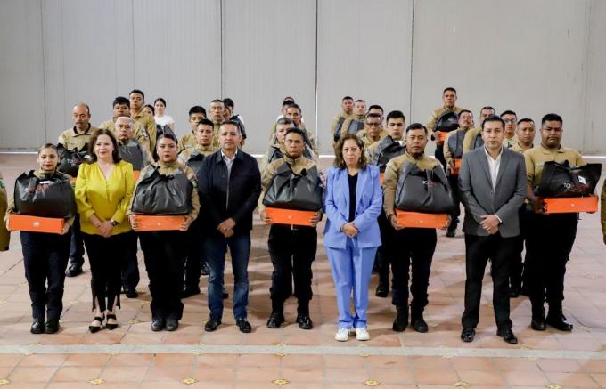 Realiza Edmundo Tlatehui tercera entrega de uniformes a elementos de la guardia ciudadana