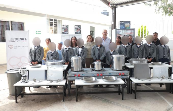 Fortalece SEDIF cuatro desayunadores escolares en Puebla capital