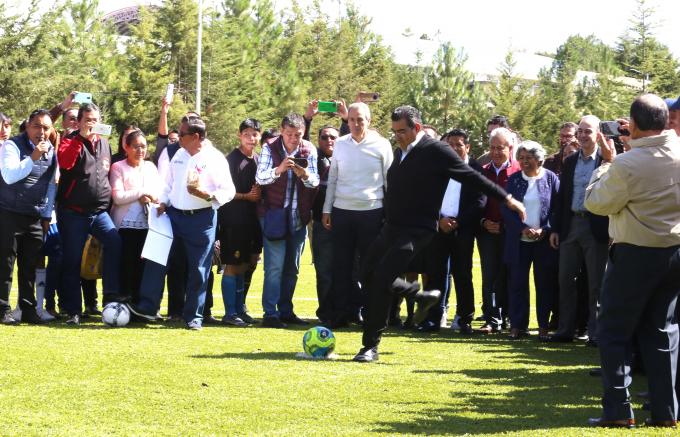 Inauguró el gobernador de Puebla la rehabilitación de la cancha deportiva del Centro Escolar "Coronel Raúl Velasco de Santiago"