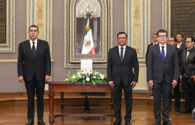 Asiste el gobernador Sergio Salomón Céspedes a homenaje póstumo del diputado Carlos Navarro Corro