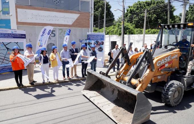 El alcalde de San Andrés Cholula, Edmundo Tlatehui, encabezó el inicio de la ampliación del drenaje sanitario en la Avenida 5 de Mayo