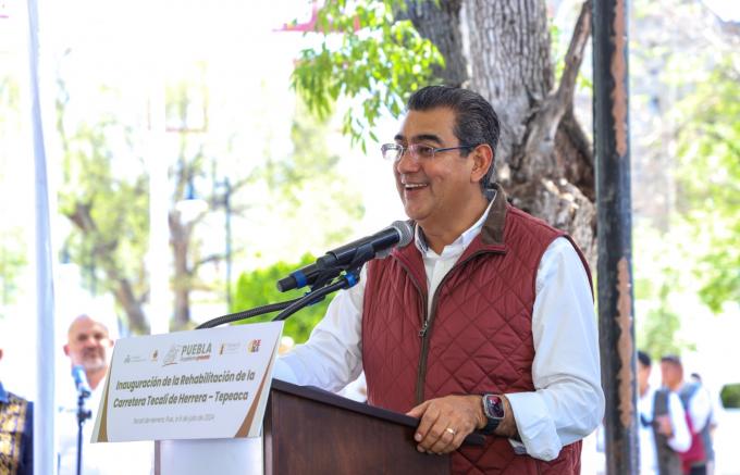 Preside el gobernador Sergio Salomón Céspedes la inauguración de la rehabilitación de la carretera Tecali de Herrera-Tepeaca