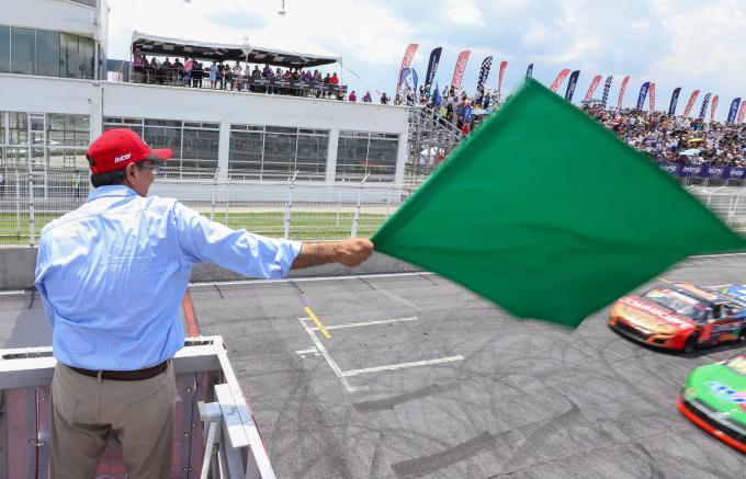Banderazo inicial de la sexta fecha de la Nascar México Series por el gobernador Sergio Salomón Céspedes