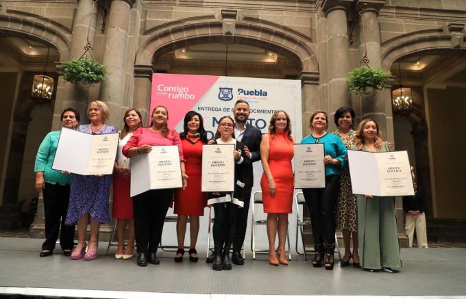 Entrega Ayuntamiento de Puebla los premios al "Mérito Docente"