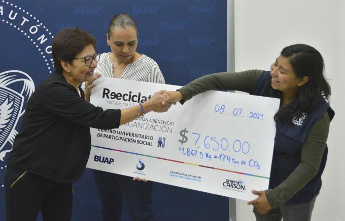 Entrega la Rectora María Lilia Cedillo apoyo para el programa de Escuelas Comunitarias del CUPS