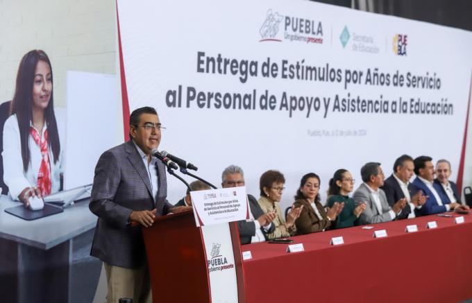 Entregó el gobernador Sergio Salomón Céspedes reconocimientos y medallas al personal de apoyo y asistencia a la Educación