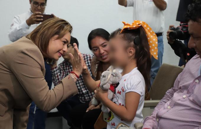 Entrega y encendido de ocho implantes cocleares por el DIF Estatal