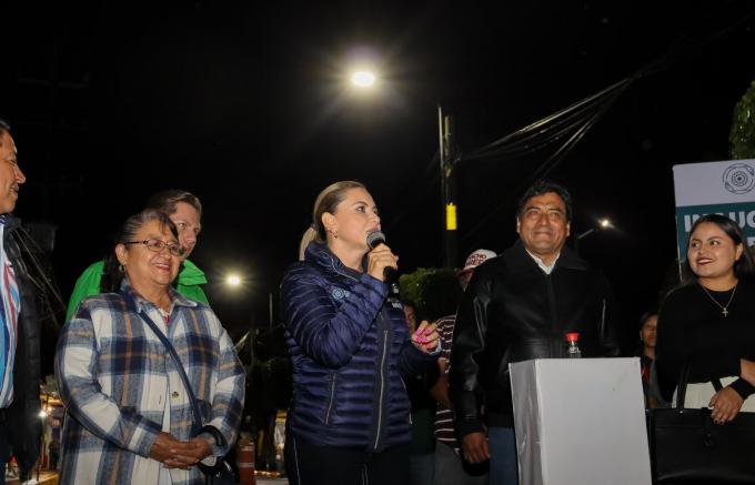 Inaugura Paola Angon alumbrado principal en Santiago Momoxpan
