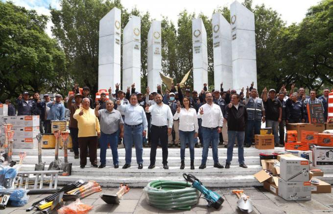 Ayuntamiento de Puebla entrega material a personal de servicios públicos