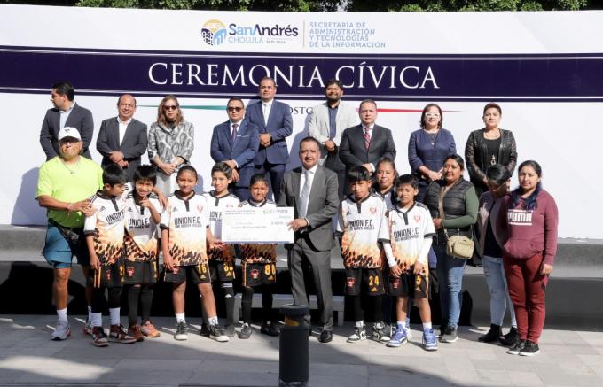 Reconoce Edmundo Tlatehui a servidores y servidoras del Ayuntamiento de San Andrés Cholula
