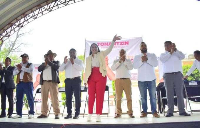 Arrancó Tonantzin Fernández los foros "El Pueblo Manda", en compañía de más de mil cholultecas