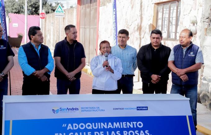 Entregó Edmundo Tlatehui adoquinamientos en Santa María Tonantzintla y San Francisco Acatepec