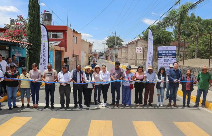 Entregó Paola Angon 2 nuevas vialidades a vecinos de las juntas auxiliares Santiago Momoxpan y San Cosme Texintla