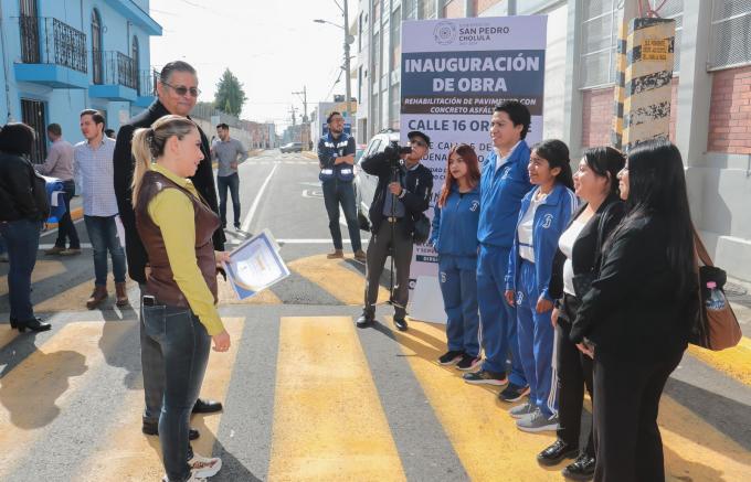 Entregó Angon calle pavimentada a vecinos de Santiago Mixquitla, San Pedro Cholula