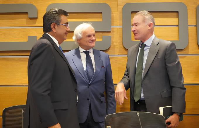 En España, gobierno estatal fortalece cooperación con empresas para consolidar economía poblana