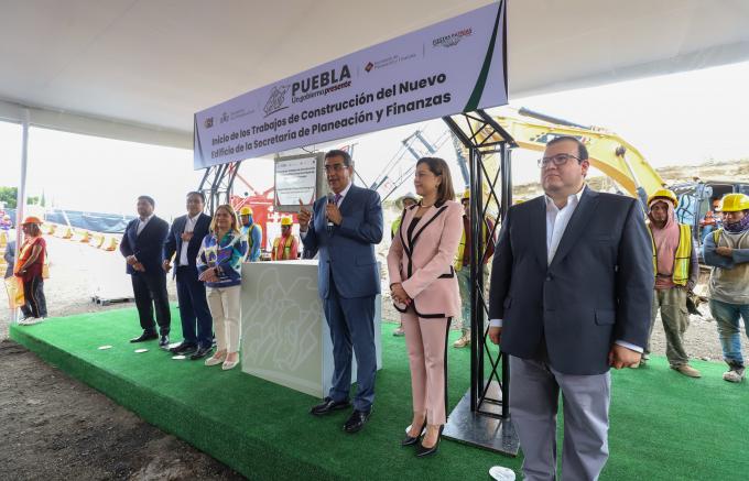El gobernador Sergio Salomón Céspedes colocó la "Primera Piedra" del nuevo edificio de la Secretaría de Finanzas