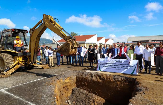 En Teziutlán, el gobernador Sergio Salomón encabezó el inicio de la construcción del techado de la cancha del Centro Escolar “Presidente Manuel Ávila Camacho”