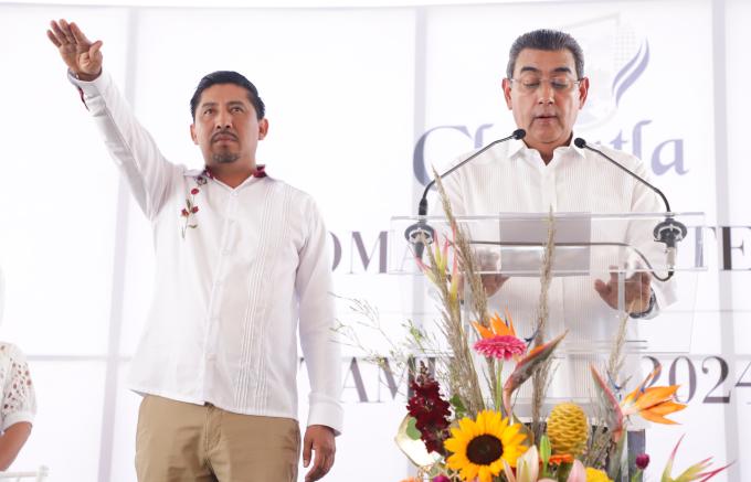 El gobernador Sergio Salomón Céspedes asistió a la toma de protesta de alcaldes y alcaldesas